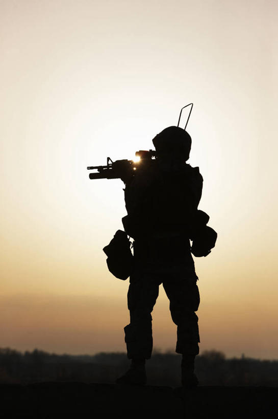 成年人,一个人,竖图,室外,白天,安全,日光,阿富汗,仅一个男性,仅一个人,朦胧,模糊,盔甲,头盔,头饰,防护,仅一个年轻男性,黑色,战争,摄影,保护,恐怖,打斗,保险,剪影,防御,监视,来福枪,狙击手,铠甲,防具,防卫,猎人,平安,男人,男性,年轻男性,年轻人,彩图,甲胄,美国海军陆战队,特种部队