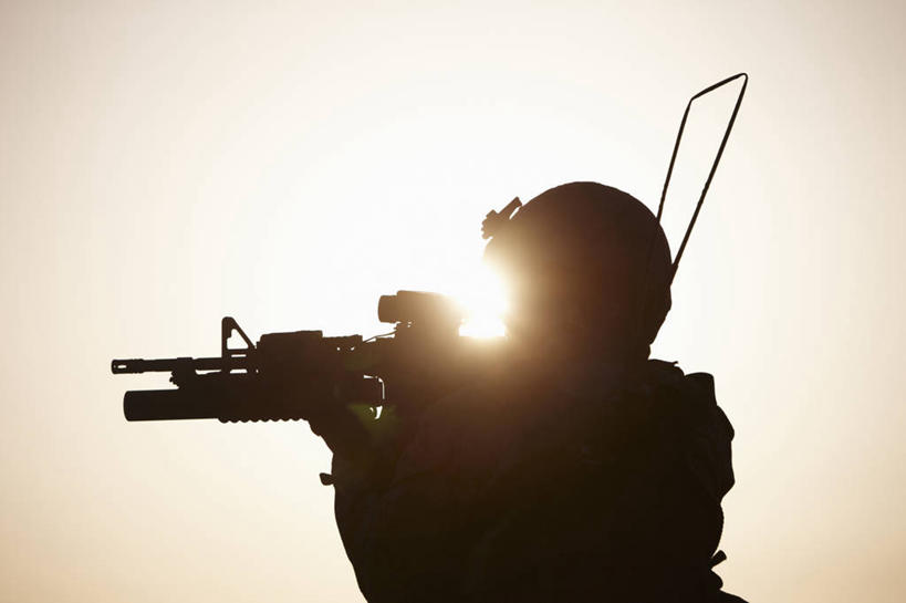 成年人,一个人,横图,室外,白天,安全,日光,阿富汗,仅一个男性,仅一个人,朦胧,模糊,盔甲,头盔,头饰,墙,防护,仅一个年轻男性,黑色,思考,战争,摄影,保护,恐怖,打斗,保险,剪影,防御,监视,来福枪,狙击手,铠甲,防具,防卫,猎人,平安,男人,男性,年轻男性,年轻人,彩图,甲胄,美国海军陆战队,特种部队