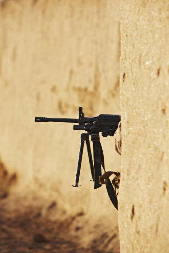 成年人,一个人,竖图,室外,白天,阿富汗,仅一个男性,仅一个人,朦胧,模糊,冲突,仅一个年轻男性,战争,摄影,锯子,隐藏,恐怖,监视,狙击手,震惊,男人,男性,年轻男性,年轻人,彩图,美国海军陆战队,特种部队