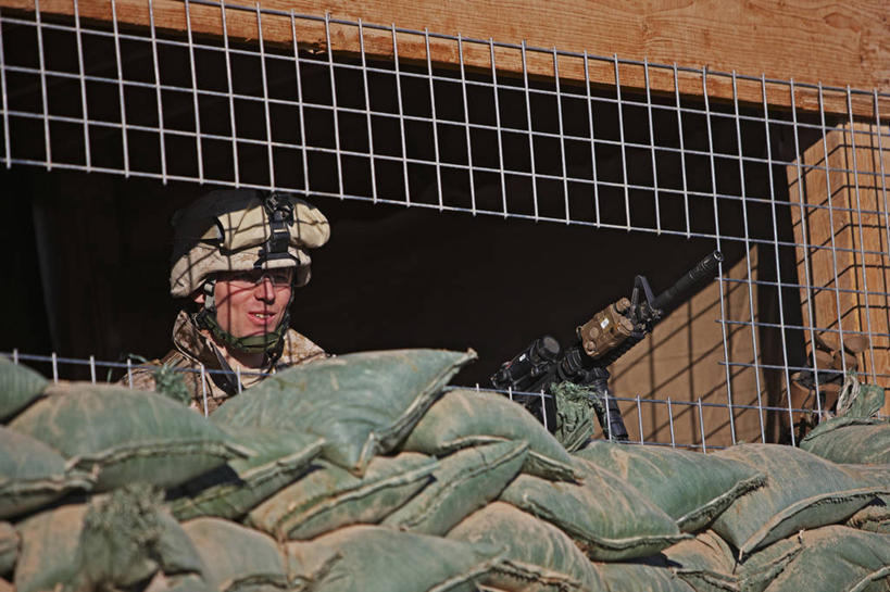 成年人,一个人,横图,室外,白天,安全,阿富汗,仅一个男性,仅一个人,头盔,头饰,仅一个年轻男性,摄影,保护,沙袋,男人,男性,年轻男性,年轻人,彩图,美国海军陆战队