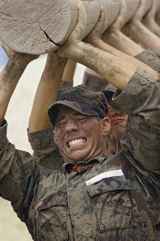 成年人,一个人,竖图,室外,白天,锻炼,团队,美国,军事,摄影,肮脏,圆木,加利福尼亚,痛苦,海军,邋遢,科罗纳多岛,龌龊,污秽,男人,彩图