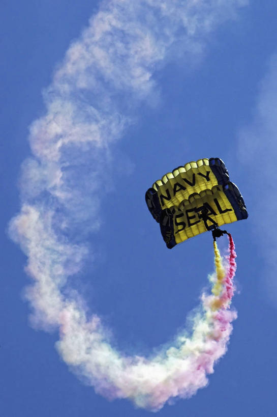 成年人,两个人,竖图,室外,白天,降落伞,美国,军事,黄色,红色,蓝色,天空,烟,摄影,加利福尼亚,海军,特技,螺线,圣地牙哥市,危险,男人,彩图