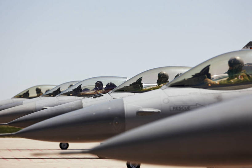 成年人,飞行员,横图,室外,白天,安全,飞机,美国,五个人,朦胧,模糊,圆锥,力量,战争,摄影,空军,飞行器,战斗机,准确,打斗,进攻,军用机,座舱,科罗拉多州,F-16战隼战斗机,趾骨,蝰蛇,技能,男人,彩图