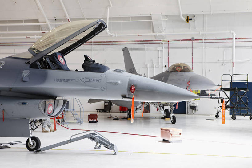 无人,横图,室内,白天,安全,美国,圆锥,力量,战争,摄影,空军,准确,打斗,进攻,军用机,座舱,科罗拉多州,F-16战隼战斗机,蝰蛇,技能,彩图,飞机库