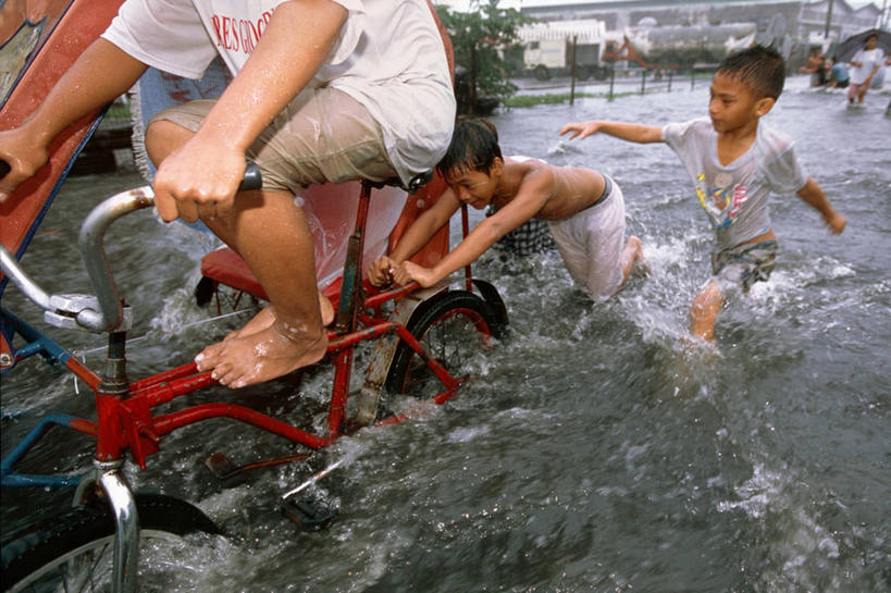 儿童,横图,纯洁,水,自行车,菲律宾,首都,可爱,童年,童趣,摄影,贫穷,肖像,童真,烂漫,无邪,马尼拉,贫民窟,天真,男孩,彩图,水灾,菲律宾人