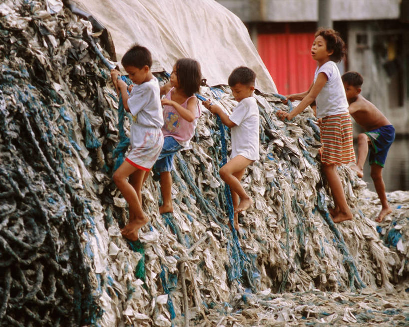 儿童,横图,白天,纯洁,菲律宾,首都,绳子,可爱,童年,童趣,摄影,垃圾场,贫穷,童真,烂漫,无邪,马尼拉,贫民窟,天真,男孩,女孩,休闲活动,彩图,菲律宾人