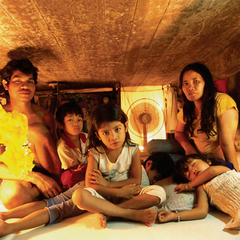 儿童,成年人,中年人,家庭,方图,室内,菲律宾,首都,摄影,贫穷,肖像,马尼拉,贫民窟,男孩,男人,女孩,中年男性,中年女性,彩图,小屋,菲律宾人