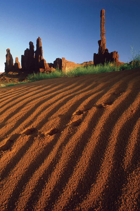 无人,竖图,室外,白天,消失点,旅游,度假,旅途,美景,日落,美国,脚印,波纹,条纹,生锈,景观,小路,尖顶,沙丘,联系,娱乐,草,红色,蓝色,自然,黄昏,享受,休闲,景色,比较,放松,摄影,腐蚀,侵蚀,亚利桑那,北美,天堂,自然风光,纪念碑山谷,犹他,腐化,灵性,锈迹斑斑,地质学,自然地理,岩石,彩图,纳瓦霍族