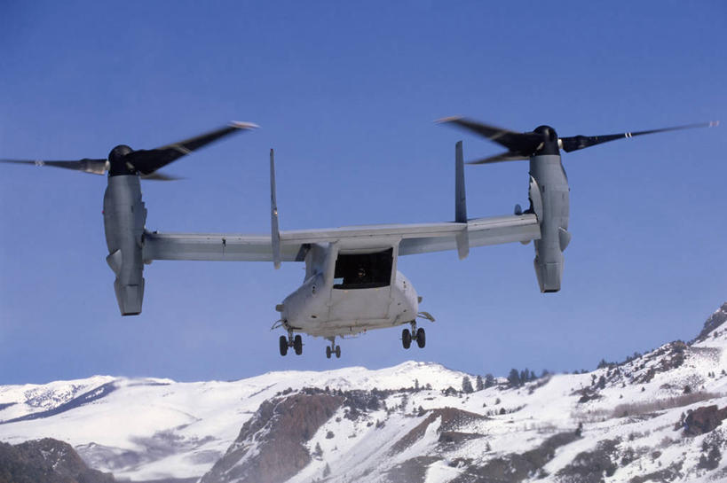 一个人,横图,室外,白天,技术,科技,山,雪,飞机,冲突,军事,螺旋桨,漩涡,着陆,旋转,飞,盘旋,蓝色,灰色,天空,轮胎,发动机,幻想,平衡,战争,转,运输,摄影,迅速,旋涡,准确,暴力,货运,加利福尼亚,起落架,进攻,空气污染,彩图,美国海军陆战队