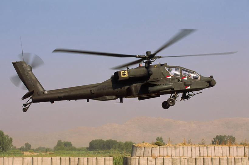 两个人,横图,室外,白天,侧面,自由,雷达,山,山脉,阿富汗,亚洲,朦胧,模糊,冲突,军事,枪支,旋转,飞,蓝色,天空,炮,武器,战争,转,摄影,保护,直升机,准确,恐怖,毁灭,进攻,监视,导弹,军用直升机,军队,散焦,彩图,精力,美国军事,贾拉拉巴德