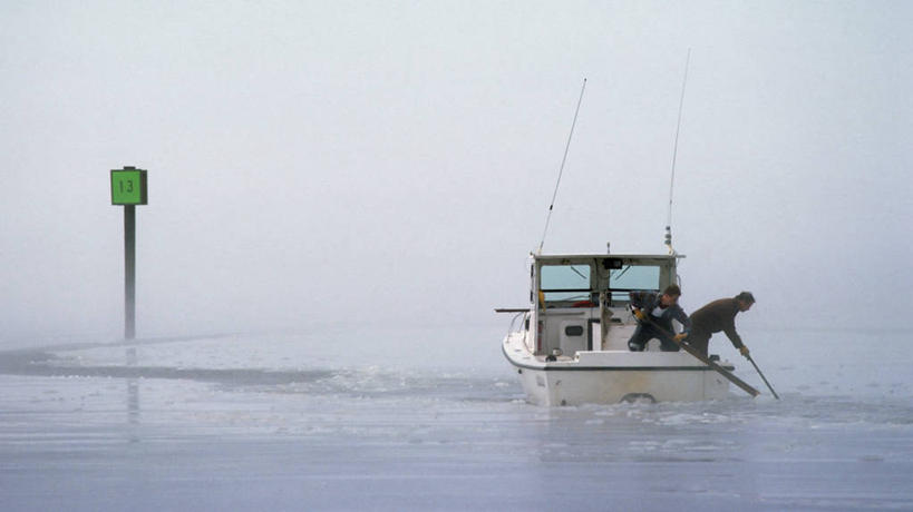 成年人,中年人,两个人,横图,室外,白天,渔业,水,雾,美国,工作,冰,渔船,破坏,运输,摄影,北美,北美洲,美洲,马里兰,北亚美利加洲,亚美利加洲,维吉尼亚,切萨皮克湾,男人,男性,彩图,美利坚合众国