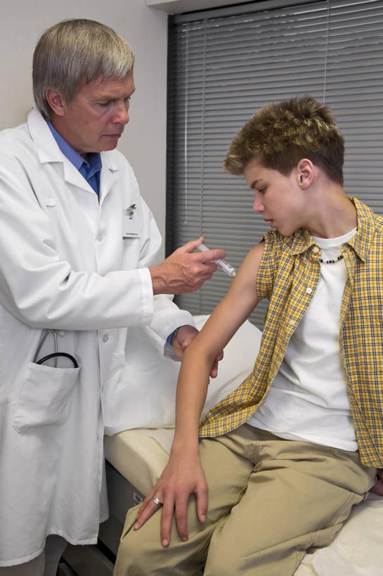 西方人,儿童,少年,成年人,中年人,老年人,一个人,两个人,医生,病人,办公室,竖图,室内,纯洁,欧洲,欧洲人,仅一个男性,仅一个人,药,仅一个年轻男性,小孩,可爱,童年,童趣,注射,摄影,保护,感冒,注射器,肖像,童真,烂漫,无邪,天真,老年男性,男人,男性,年轻男性,白种人,孩子,彩图,流感疫苗