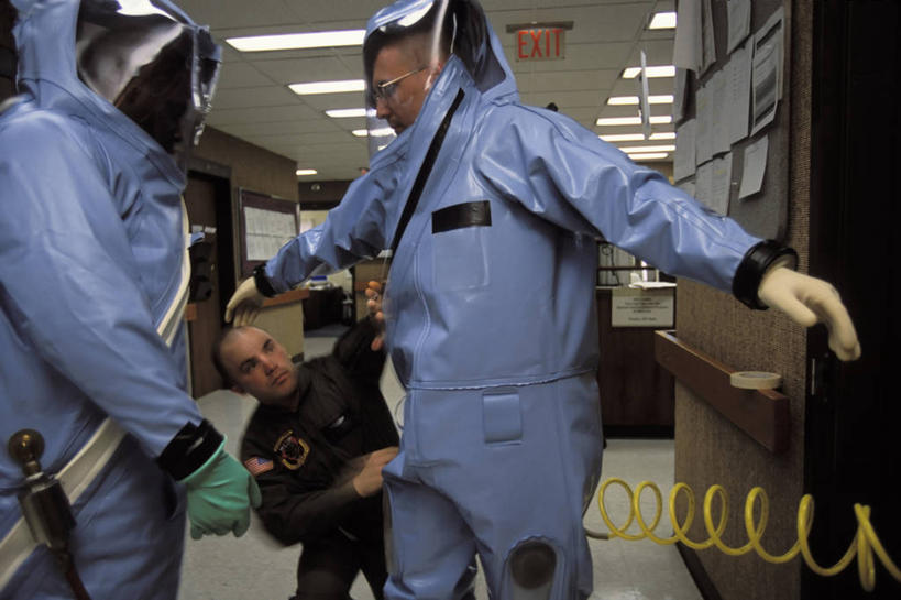 西方人,成年人,中年人,一个人,三个人,横图,室内,工作服,制服,安全,欧洲,非洲,美国,黑人,欧洲人,仅一个男性,仅一个人,仅一个中年男性,准备,研究,军事,防护,生病,摄影,保护,支票,保险,防护服,军队,马里兰,保全,周全,安稳,安定,工作制服,恐怖主义,平安,男人,男性,中年男性,白种人,非洲人,彩图,工作套服