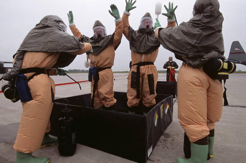 西方人,成年人,中年人,一个人,四个人,横图,室外,白天,工作服,制服,安全,欧洲,美国,欧洲人,仅一个男性,仅一个人,仅一个中年男性,准备,研究,军事,防护,生病,擦洗,摄影,保护,保险,防护服,军队,保全,周全,安稳,安定,西弗吉尼亚,工作制服,恐怖主义,平安,男人,男性,中年男性,白种人,彩图,工作套服,美国军事