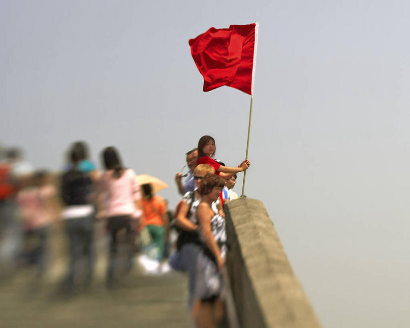 西方人,成年人,中年人,导游,横图,室外,白天,旅游,风,旗帜,国旗,长城,日光,欧洲,欧洲人,行人,游客,游人,热,挥手,拿着,路人,旅客,红色,摄影,明亮,中国文化,拜访,八达岭,万里无云,党旗,中国共产党党旗,过客,男人,女人,中年男性,中年女性,白种人,旗,彩图,旅行