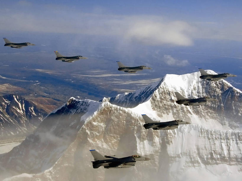 无人,横图,室外,白天,侧面,团队,山,山脉,美国,军事,战争,摄影,空军,战斗机,准确,军用机,F-16战隼战斗机,彩图,美国空军,阿拉斯加山脉,编队飞行