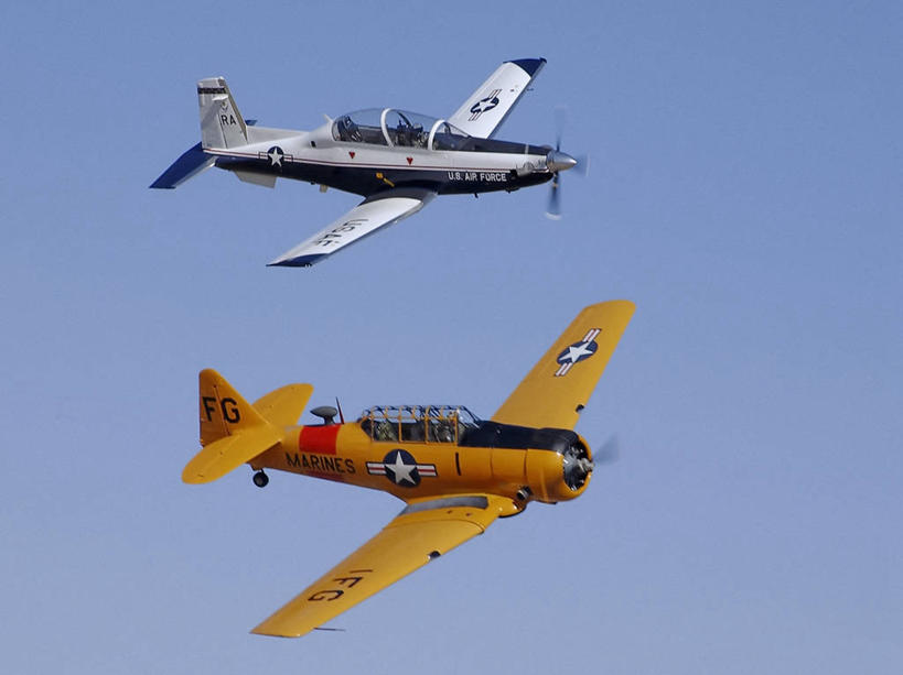 两个人,飞行员,横图,室外,白天,飞机,美国,军事,飞,战争,摄影,怀旧,飞行器,加利福尼亚,记忆,海军,军用机,螺旋桨飞机,彩图,爱德华兹空军基地,编队飞行