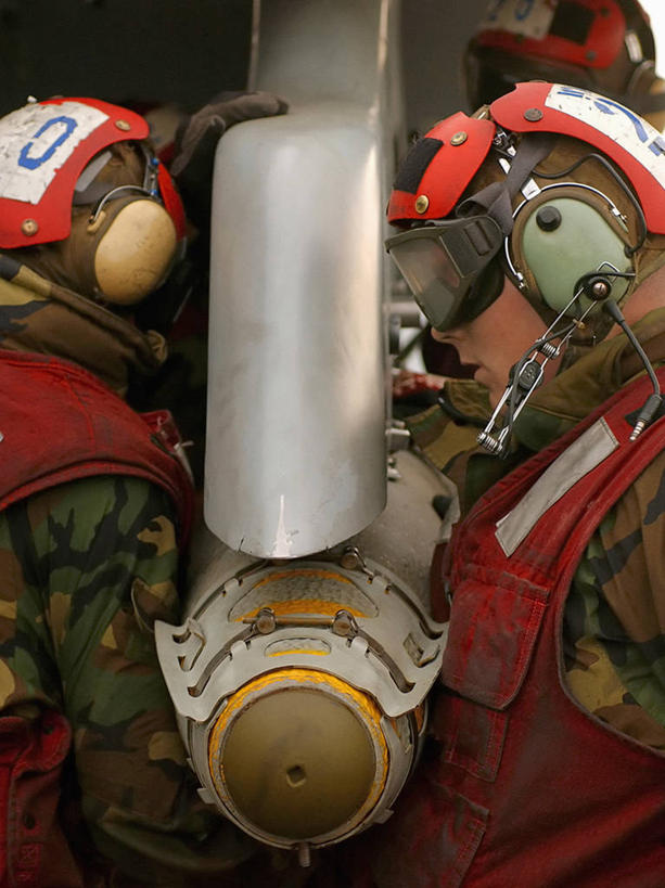 西方人,成年人,中年人,两个人,水手,打电话,竖图,室外,白天,工作服,制服,安全,团队,技术,炸弹,欧洲,欧洲人,军事,头盔,防护,耳麦,战争,摄影,保护,放置,防护镜,保险,防护服,波斯湾,杜鲁门号航空母舰,保全,周全,安稳,安定,工作制服,平安,男人,中年男性,白种人,彩图,工作套服,美国海军