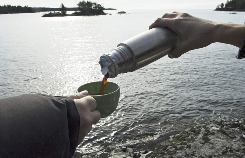 西方人,手,两个人,横图,俯视,室外,白天,旅游,度假,湖,湖泊,美景,森林,树林,水,植物,杯子,瑞典,欧洲,欧洲人,倒,阴影,波纹,光线,壶,影子,湖面,景观,水流,水面,云,云朵,涟漪,拿,云彩,拿着,娱乐,水壶,树,树木,蓝色,绿色,白云,倒影,蓝天,水纹,天空,阳光,自然,茶壶,容器,水杯,波浪,湖水,天,享受,休闲,手部,景色,放松,生长,成长,倒映,斯堪的纳维亚,自然风光,北欧,斯堪的纳维亚半岛,水晕,瑞典王国,反照,男人,男性,中年男性,白种人,茶杯,半身,彩图,高角度拍摄