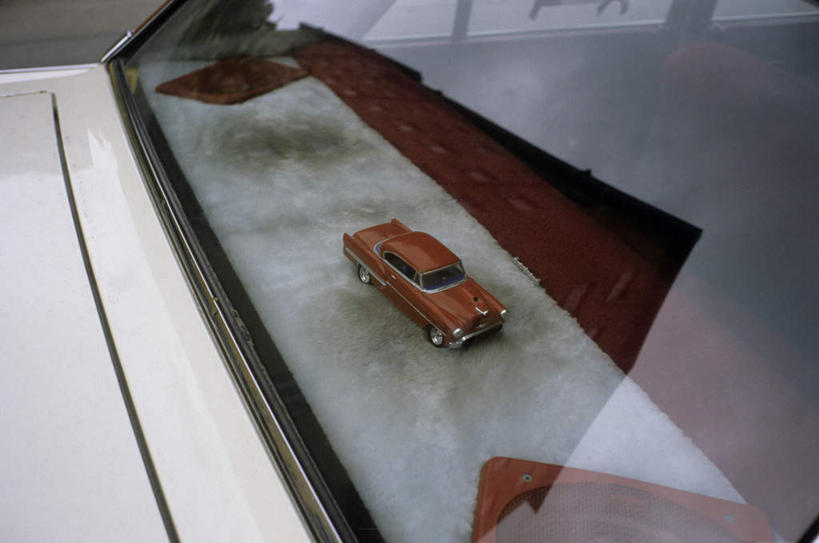 无人,横图,俯视,室外,白天,游戏,汽车,玩具,两辆,阴影,光线,挡风玻璃,影子,玩,娱乐,车,白色,阳光,交通工具,轿车,休闲,橙色,益智,活动,发泄,消遣,智力,载具,宣泄,玩耍,嬉戏,彩图,高角度拍摄