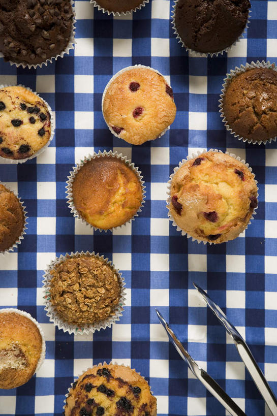 点心,无人,竖图,俯视,室内,特写,白天,下午茶,许多,阴影,形状,丰富,光线,布料,镊子,影子,灯光,食品,很多,丰盛,布纹,桌布,食物,糕点,蓝色,餐巾,台布,挑选,选择,形态,外形,丰硕,丰厚,富厚,厚实,彩图,高角度拍摄,蛋糕