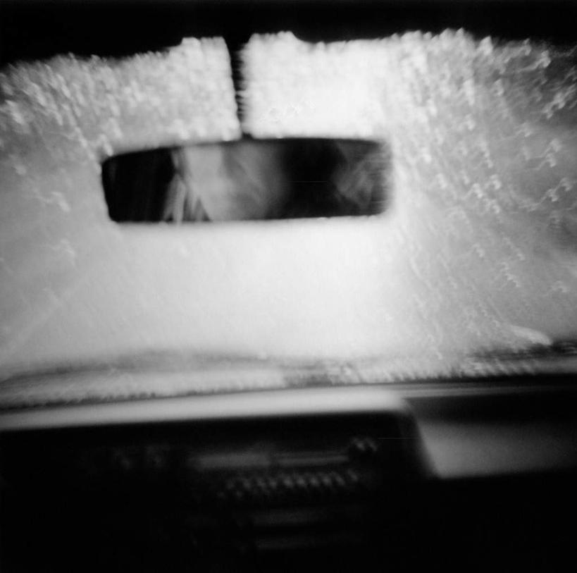 西方人,一个人,无人,坐,横图,黑白,室内,白天,正面,雨,暴雨,大雨,镜子,汽车,玻璃,欧洲,欧洲人,仅一个男性,仅一个人,一辆,反射,车,玻璃制品,仅一个年轻男性,交通工具,轿车,细雨,镜像,镜面,载具,牙科,反射镜,光学,男人,男性,年轻男性,白种人,小雨,坐着,半身