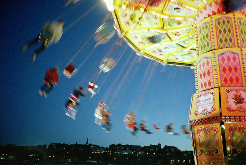 西方人,儿童,游乐园,坐,横图,彩色,室外,白天,正面,游戏,树林,植物,摆设,椅子,金属制品,欧洲,欧洲人,阴影,服装,朦胧,模糊,光线,金属,影子,许多人,玩,注视,休闲装,娱乐,设备,树,树木,小孩,衣服,蓝色,绿色,蓝天,天空,阳光,自然,天,观察,看,一群人,休闲,休闲服,服饰,旋转飞椅,生长,成长,观看,活动,五颜六色,色彩斑斓,察看,发泄,关注,消遣,智力,五彩缤纷,装备,宣泄,五彩斑斓,设置,五光十色,男孩,男人,男性,女孩,女人,女性,白种人,玩耍,嬉戏,坐着,彩图,全身,男生,女生