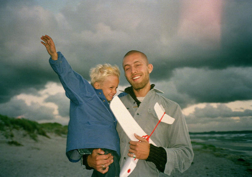 西方人,儿童,家庭,父亲,儿子,横图,室外,白天,正面,旅游,度假,纯洁,草地,草坪,海浪,海洋,美景,沙滩,瑞典,欧洲,欧洲人,阴影,服装,光线,沙子,影子,海岸,景观,浪花,云,云朵,飞机模型,沙地,云彩,娱乐,草,一个,小孩,衣服,蓝色,白云,蓝天,天空,阳光,自然,海水,天,享受,休闲,温暖,温馨,父子,一家人,景色,放松,父爱,可爱,童年,童趣,服饰,和睦,衣着,斯堪的纳维亚,穿着,自然风光,北欧,斯堪的纳维亚半岛,海景,童真,烂漫,无邪,衣饰,瑞典王国,天真,男孩,男人,男性,年轻男性,白种人,孩子,年轻人,大海,风浪,海,海水的波动,海滩,近岸浪,涌浪,半身,彩图,融洽,男生