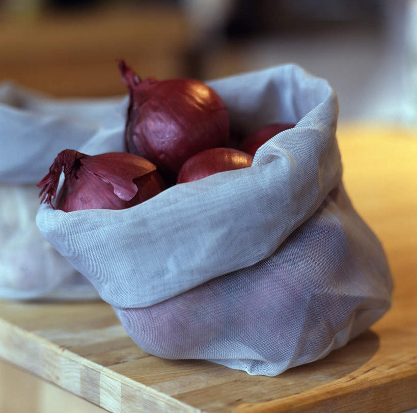 无人,横图,室内,白天,正面,兴奋,热情,桌面,桌子,蔬菜,洋葱,袋子,一堆,许多,收成,阴影,堆叠,堆积,新鲜,光线,木制,影子,食品,很多,开放,麻袋,食物,红色,木制品,容器,健康,温暖,奔放,活力,积极,激情,朝气,有机食品,绿色食品,收获,储藏,堆,暖色,吉祥,生命,储存,饱满,革命,热烈,赤色,充实,斗志,喜气,主动,劳绩,圆葱,洋葱头,球葱,彩图,欢乐,贮存