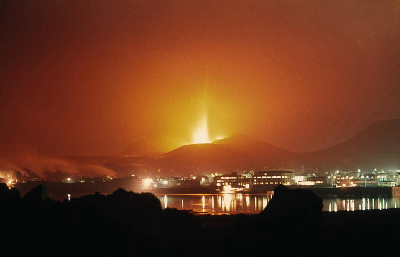 无人,横图,室外,夜晚,正面,旅游,度假,幸福,热情,湖,湖泊,火山,美景,山,山脉,水,火,欧洲,冰岛,阴影,光线,火焰,影子,湖面,景观,山峰,水流,水面,灯光,山峦,辉煌,燃烧,娱乐,倒影,自然,湖水,群山,享受,休闲,温暖,橙色,景色,放松,活泼,华丽,暖色,倒映,自然风光,北欧,爆发,温情,冰岛共和国,炽热,响亮,跃动,暴发,发作,反照,甜蜜,活火山,死火山,休眠火山,彩图,愉快