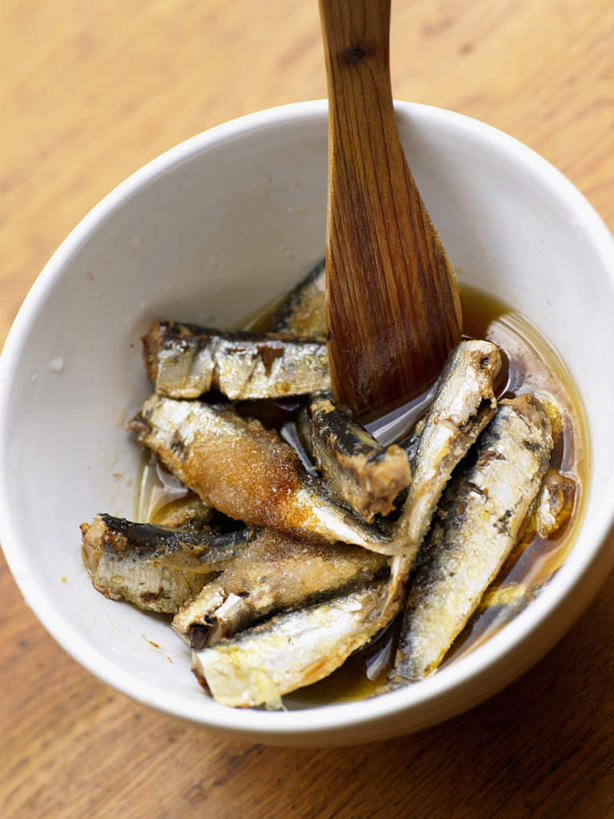 海鲜,无人,竖图,俯视,室内,白天,餐桌,桌子,许多,阴影,光线,木制,鱼,影子,陶瓷,灯光,调料,饭勺,陶瓷制品,调味品,很多,调味料,水产,鱼类,海洋生物,两个,木制品,容器,碗,餐台,储藏,死亡,储存,水生动物,海产品,水生物,海底动物,殒命,灭亡,烹调,彩图,高角度拍摄,贮存