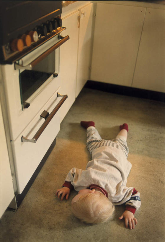 西方人,儿童,一个人,栏杆,竖图,俯视,室内,白天,纯洁,摆设,厨房,欧洲,欧洲人,仅一个男性,仅一个人,阴影,形状,服装,光线,扶手,影子,灯光,休闲装,设备,护栏,小孩,衣服,趴着,仅一个小孩,休闲,休闲服,可爱,童年,童趣,服饰,装备,童真,烂漫,无邪,形态,外形,设置,天真,男孩,男人,男性,白种人,孩子,趴,彩图,高角度拍摄,全身,灶间,男生