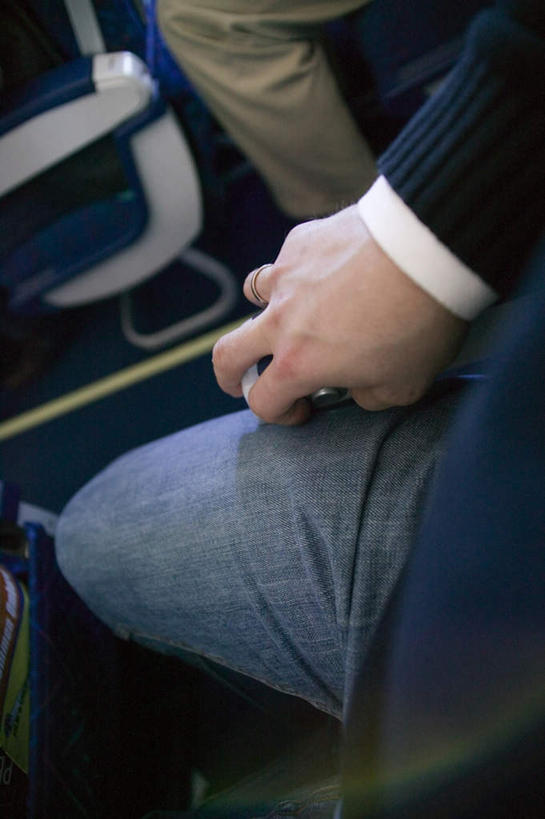 西方人,手,一个人,坐,竖图,俯视,室内,特写,白天,旅游,度假,飞机,欧洲,欧洲人,仅一个男性,仅一个人,仅一个中年男性,握,交通,娱乐,航空,座位,交通工具,享受,休闲,手部,放松,握着,运输,一架,紧张,单手,客机,载具,坐位,男人,男性,中年男性,白种人,坐着,半身,彩图,高角度拍摄