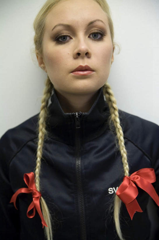 西方人,脸,头,脸颊,头发,一个人,竖图,室内,特写,白天,正面,欧洲,欧洲人,仅一个年轻女性,仅一个女性,仅一个人,阴影,服装,装饰,光线,影子,灯光,注视,衣服,红色,蓝色,蝴蝶结,金色,凝视,服饰,华丽,修饰,点缀,夹克,衣着,穿着,凝望,衬托,美观,雅致,雅观,衣饰,茄克,谛视,年轻女性,女人,女性,白种人,头部,脸部,脸蛋,面部,半身,彩图