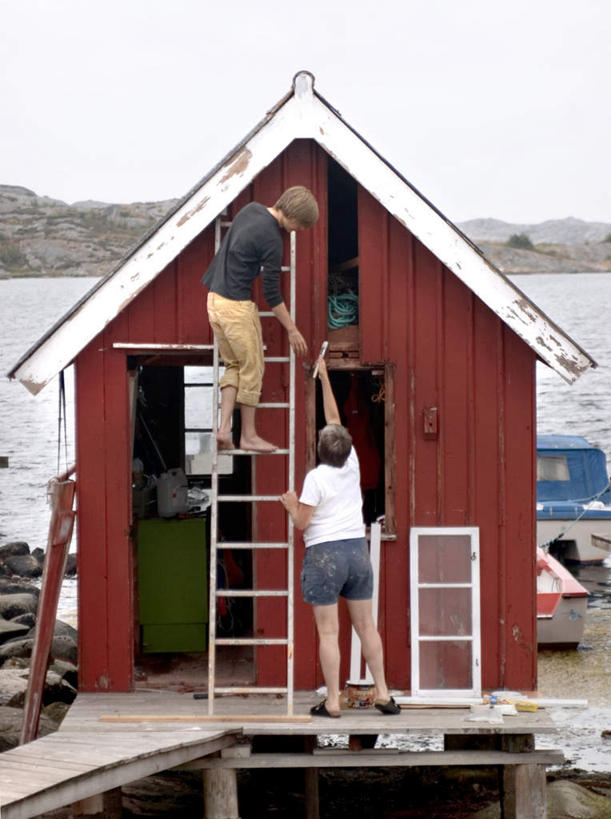 西方人,两个人,伙伴,朋友,家,码头,站,举,攀登,竖图,室外,白天,友谊,海浪,海洋,石头,沙滩,别墅,港口,欧洲,欧洲人,握,服装,沙子,石子,梯子,房屋,阶梯,木梯,屋子,海岸,浪花,公寓,沙地,拿,拿着,注视,休闲装,洋房,楼房,住宅,背面,衣服,海水,观察,看,托,站着,休闲,休闲服,爬,握着,服饰,观看,上升,修理,察看,关注,海景,登高,补缀,修缮,友情,男人,男性,中年男性,白种人,大海,风浪,海,海水的波动,海滩,近岸浪,石块,岩石,涌浪,举起,举手,举着,攀爬,向上举,向上伸,向上托,站立,彩图,全身,房子,摆渡口,埠头,渡口,渡头,港湾,海港,货运码头,口岸,商港,攀缘