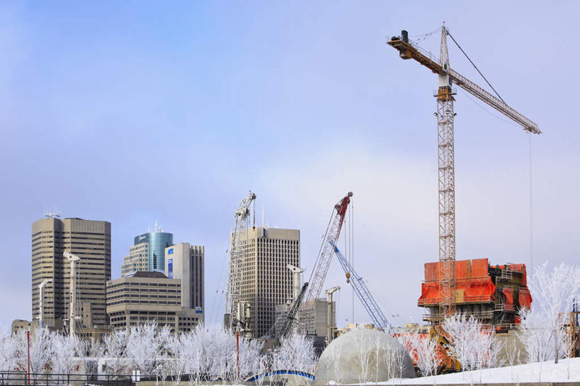 无人,高楼大厦,横图,室外,白天,仰视,度假,技术,美景,雪,植物,大雪,城市风光,城市,大厦,建筑,摩天大楼,加拿大,阴影,光线,影子,积雪,景观,雪景,云,云朵,冬季,冬天,云彩,娱乐,设备,建设,吊车,树,树木,施工,蓝色,绿色,白云,蓝天,天空,阳光,自然,交通工具,天,享受,休闲,机械,起重机,景色,放松,寒冷,生长,晴朗,成长,工程,北美,北美洲,载具,美洲,北亚美利加洲,亚美利加洲,严寒,工作车,施工车,汽车吊,马尼托巴,马尼托巴省,曼尼托巴省,晴空,彩图,低角度拍摄,大楼,高层建筑,高楼,摩天楼