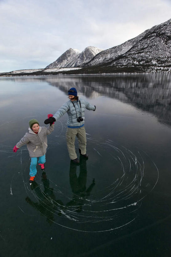 西方人,儿童,两个人,家庭,母亲,儿子,站,竖图,俯视,室外,白天,纯洁,河流,山,山脉,水,欧洲,加拿大,欧洲人,阴影,服装,光线,影子,河水,山峰,水流,山峦,休闲装,小孩,衣服,蓝色,倒影,蓝天,天空,阳光,群山,天,站着,休闲,温暖,温馨,母子,一家人,休闲服,可爱,母爱,童年,童趣,服饰,晴朗,和睦,倒映,北美,北美洲,美洲,童真,烂漫,无邪,万里无云,北亚美利加洲,亚美利加洲,育空,育空地区,反照,天真,男孩,年轻女性,女人,女性,白种人,孩子,年轻人,晴空,晴空万里,站立,彩图,高角度拍摄,全身,融洽,男生