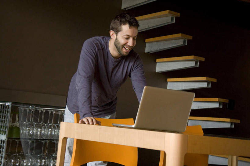 西方人,一个人,栏杆,站,笑,微笑,露齿笑,横图,室内,白天,正面,电脑,笔记本电脑,楼梯,桌子,欧洲,欧洲人,仅一个男性,仅一个人,服装,朦胧,模糊,网络,扶手,办公桌,阶梯,注视,休闲装,通讯设备,护栏,台阶,仅一个年轻男性,衣服,观察,看,站着,休闲,休闲服,服饰,观看,察看,无线,关注,通信设备,无线网络,无线上网,便携式电脑,手提电脑,男人,男性,年轻男性,白种人,站立,半身,彩图