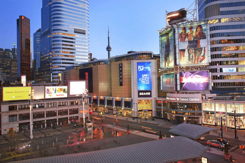 无人,高楼大厦,商店,横图,俯视,彩色,室外,白天,购物,度假,消费,显示器,美景,城市风光,标志建筑,超市,城市,大厦,道路,地标,建筑,路,摩天大楼,公路,加拿大,阴影,繁华,光线,屏幕,影子,景观,交通,娱乐,显示屏,建设,蓝色,蓝天,天空,阳光,天,享受,休闲,景色,放松,金融,百货,晴朗,五颜六色,色彩斑斓,北美,北美洲,美洲,电视塔,五彩缤纷,选购,贸易,百货公司,输出设备,多伦多,万里无云,省会,北亚美利加洲,亚美利加洲,血拼,五彩斑斓,繁荣,荣华,加拿大多伦多电视塔,加拿大国家电视塔,CN电视塔,安大略省,安省,北方好莱坞,多伦多市,西恩塔,发达,五光十色,晴空,晴空万里,马路,彩图,高角度拍摄,大楼,高层建筑,高楼,购物商场,购物中心,摩天楼,商业中心