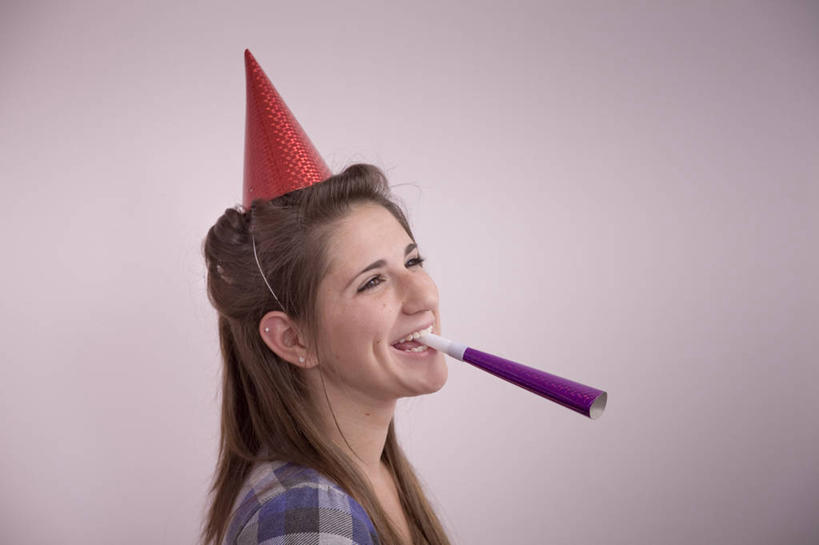 西方人,头发,一个人,笑,微笑,露齿笑,横图,室内,特写,白天,侧面,衬衫,聚会,帽子,欧洲,欧洲人,仅一个年轻女性,仅一个女性,仅一个人,咬,阴影,光线,影子,灯光,棕色,注视,礼帽,红色,观察,看,摄影,影棚,观看,咬着,察看,关注,集会,聚首,年轻女性,女人,女性,白种人,半身,彩图,影棚拍摄,衬衣,拍摄