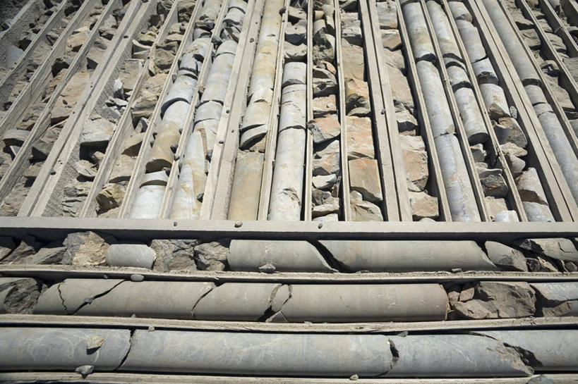 无人,横图,室外,白天,仰视,石头,加拿大,一排,阴影,整齐,光线,石子,影子,金矿,排列,阳光,工业,能源,北美,北美洲,队列,美洲,北亚美利加洲,亚美利加洲,矿业,产业,采矿,石块,岩石,彩图,低角度拍摄