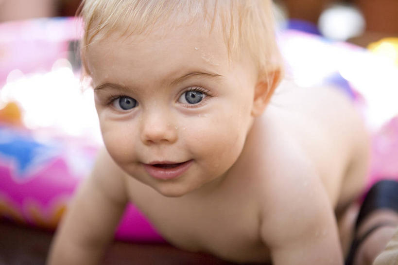 游泳,西方人,婴儿,儿童,一个人,笑,微笑,露齿笑,横图,彩色,室外,特写,白天,正面,纯洁,欧洲,加拿大,欧洲人,阴影,朦胧,模糊,光线,救生圈,影子,塑料,注视,一个,小孩,阳光,塑料制品,游泳圈,观察,看,趴着,可爱,充气,活泼,观看,五颜六色,色彩斑斓,察看,北美,北美洲,救生,关注,宝宝,美洲,五彩缤纷,纯真,烂漫,无邪,多伦多,省会,北亚美利加洲,亚美利加洲,五彩斑斓,泅水,安大略省,安省,北方好莱坞,多伦多市,五光十色,伶俐,天真,白种人,孩子,趴,半身,彩图