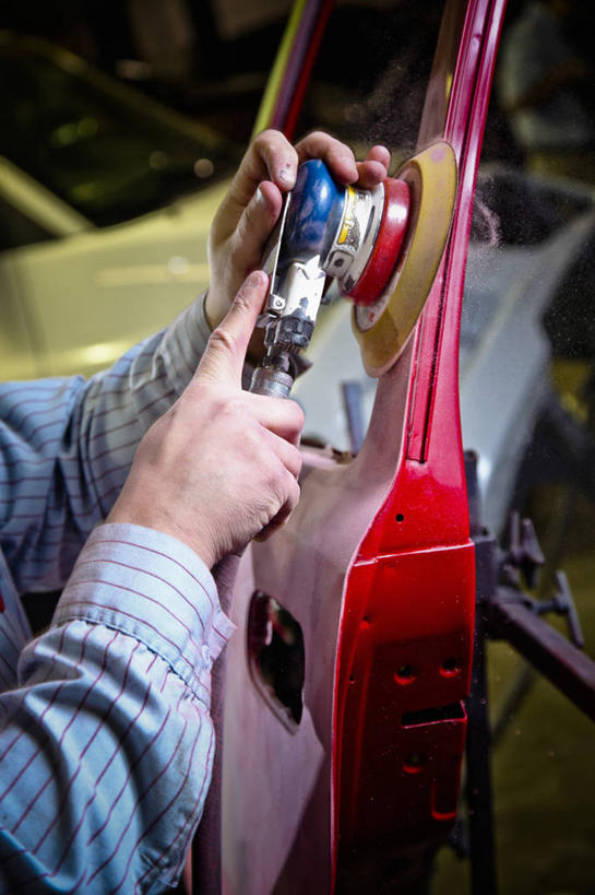 西方人,手,一个人,竖图,俯视,室内,白天,机器,汽车,欧洲,欧洲人,仅一个男性,仅一个人,一辆,握,阴影,朦胧,模糊,工作,光线,影子,拿,拿着,注视,车,仅一个年轻男性,阳光,交通工具,轿车,观察,看,手部,机械,吸盘,握着,观看,察看,关注,载具,男人,男性,年轻男性,白种人,半身,彩图,高角度拍摄