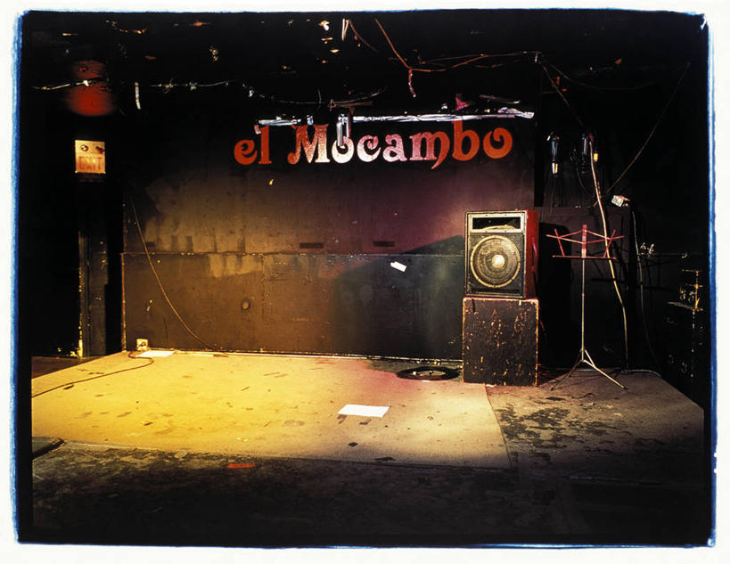 无人,舞台,横图,室内,夜晚,正面,地板,加拿大,阴影,破旧,陈旧,光线,标志,文字,影子,字符,字母,灯光,地面,标识,木地板,北美,北美洲,扩音器,美洲,丢弃,抛弃,北亚美利加洲,亚美利加洲,遗弃,摈弃,扔掉,扔弃,甩掉,扬弃,彩图