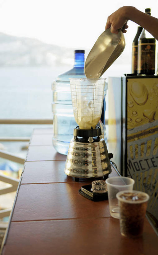 无人,竖图,室外,白天,正面,旅游,度假,水,杯子,阴影,光线,桶,液体,影子,塑料,调酒器,娱乐,饮用水,玻璃制品,一个,阳光,容器,水杯,塑料制品,矿泉水,两只,享受,休闲,放松,单个,储藏,塑料桶,放置,搁置,安排,储存,蒸馏水,玻璃杯,彩图,贮存