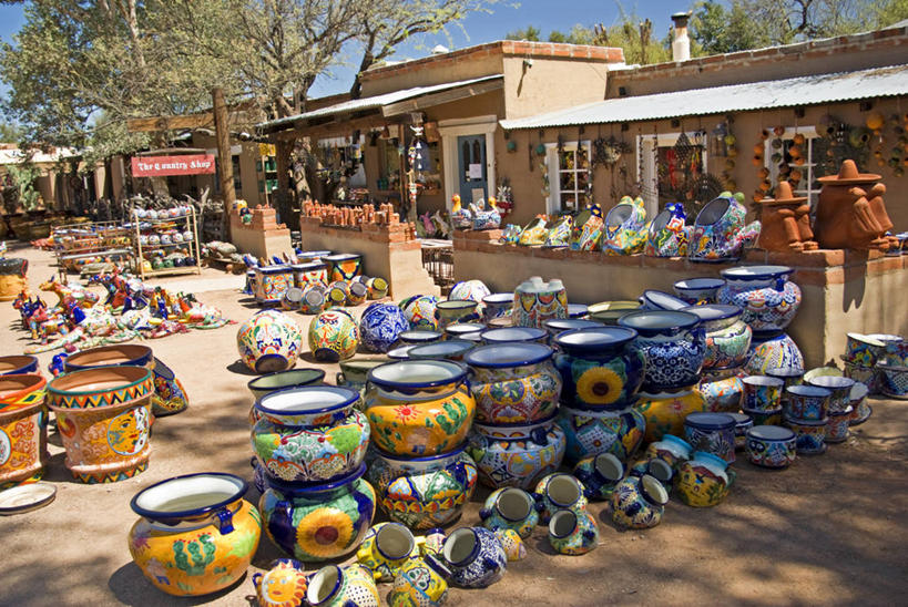 无人,商店,横图,俯视,室外,白天,旅游,度假,绘画,植物,美国,一堆,一排,许多,阴影,堆叠,堆积,整齐,光线,彩绘,瓷器,影子,陶瓷,云,云朵,很多,云彩,娱乐,商铺,树,树木,排列,蓝色,绿色,白云,蓝天,天空,阳光,天,享受,休闲,放松,生长,晴朗,成长,堆,亚利桑那,陶艺,北美,北美洲,队列,美洲,亚利桑那州,大峡谷之州,北亚美利加洲,亚美利加洲,市肆,商号,彩釉,晴空,画画,彩图,高角度拍摄,店铺