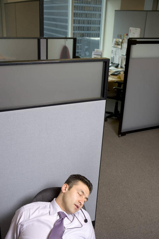 西方人,一个人,商务人士,商务男性,坐,闭眼,睡,竖图,俯视,室内,白天,衬衫,椅子,欧洲,欧洲人,仅一个男性,仅一个人,仅一个中年男性,阴影,套装,反射,影子,领带,分开,会议椅,隔断,隔离,办公椅,象征,庄重,间隔,商务装,身份,工薪阶层,正式,地位,商务椅,培训椅,断绝,隔开,屏蔽,屏绝,远离,中断,阻遏,阻隔,男人,男性,中年男性,白种人,白领,上班族,闭眼睛,闭着眼,闭着眼睛,困,困觉,寝息,睡觉,坐着,半身,彩图,高角度拍摄,衬衣