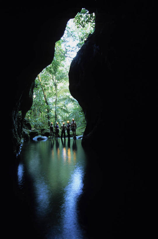 西方人,站,竖图,室外,白天,正面,旅游,度假,河流,石头,美景,树林,水,植物,帽子,欧洲,伯利兹,欧洲人,五个人,一排,行人,游客,游人,阴影,波纹,整齐,光线,石子,头盔,影子,洞,河水,景观,水流,悬崖,许多人,背光,注视,娱乐,路人,旅客,树,树木,排列,绿色,倒影,水纹,阳光,自然,安全帽,波浪,观察,看,站着,一群人,享受,休闲,陡峭,景色,放松,洞穴,生长,成长,观看,腐蚀,侵蚀,察看,倒映,中美洲,队列,关注,自然风光,美洲,逆光,穴,亚美利加洲,绝壁,中美,中亚美利加洲,笔陡,峻峭,五顶,反照,过客,男人,男性,年轻男性,年轻女性,女人,女性,白种人,石块,岩石,站立,彩图,全身