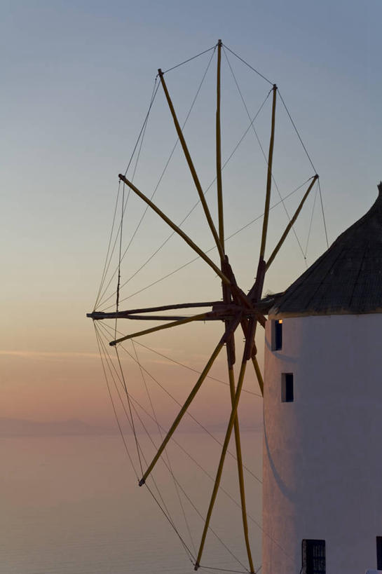 无人,家,竖图,室外,白天,正面,灌溉,日落,风车,希腊,欧洲,阴影,环保,光线,影子,房屋,屋子,晚霞,霞光,云,云朵,落日,云彩,楼房,住宅,一个,蓝色,白云,蓝天,天空,阳光,黄昏,天,彩霞,能源,回收,资源,浇灌,荷兰风车,基克拉迪群岛,圣托里尼岛,利用,低碳,循环,希腊共和国,磨坊,持续,夕照,基克拉泽斯群岛,伊亚,夕阳,彩图,房子,斜阳