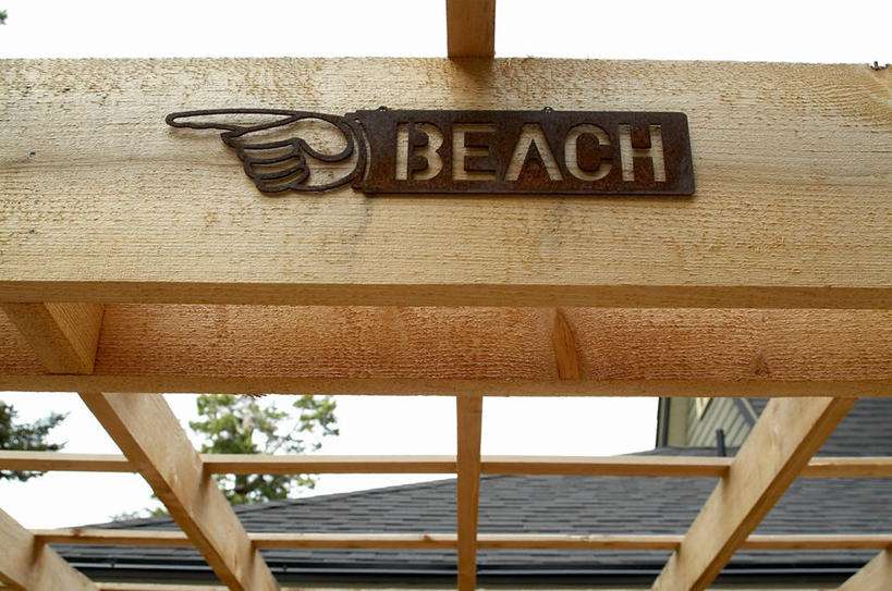 无人,家,花园,木屋,横图,室外,白天,仰视,花圃,植物,阴影,光线,木制,英文,标志,瓦片,文字,影子,字符,字母,屋檐,方向,标识,檐,箭头,住宅,树,树木,绿色,阳光,自然,木制品,生长,成长,英文字母,指向,簇,小花园,彩图,低角度拍摄,茅舍,茅屋,棚屋,小木屋,小屋